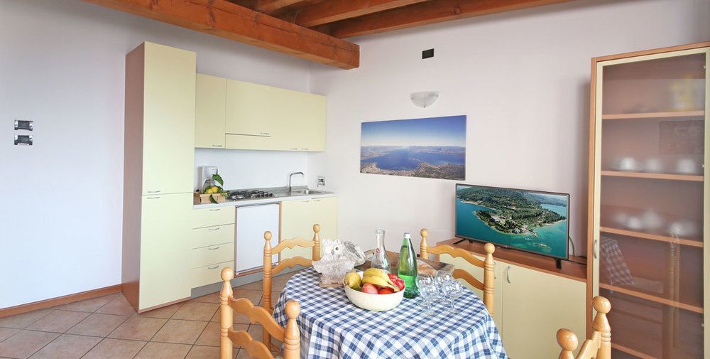 Residence Borgo Dei Limoni - Appartamenti Con Garage Gargnano Exterior photo